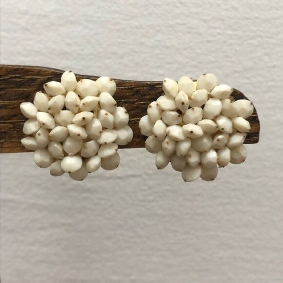 Vintage clip on earrings! - Picture 2 of 5